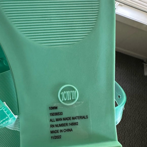 Torrid flip flops - Picture 3 of 3